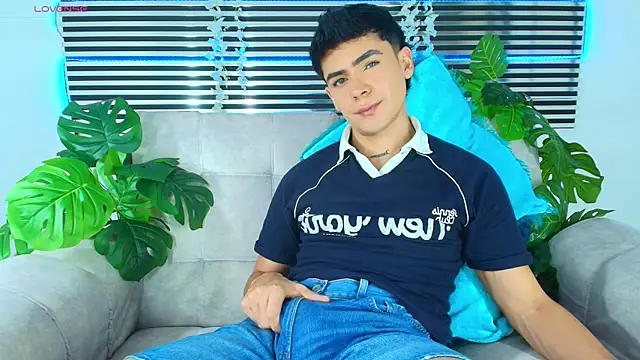 Snapshot of CamiiGuzmanX chatting on May 1, 8:24 pm CamiiGuzmanX online show from May 1, 8:24 pm