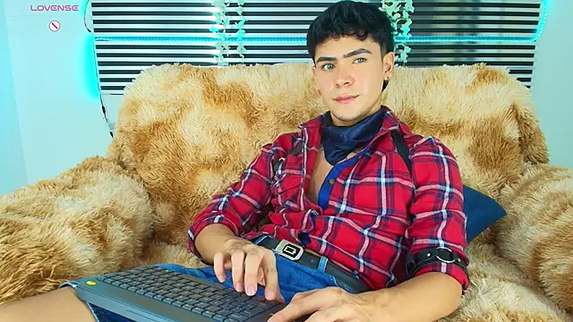 Snapshot of CamiiGuzmanX chatting on May 4, 7:43 pm CamiiGuzmanX online show from May 4, 7:43 pm