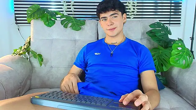 Snapshot of CamiiGuzmanX chatting on May 21, 9:33 pm CamiiGuzmanX online show from May 21, 9:33 pm