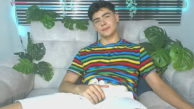 Snapshot of CamiiGuzmanX chatting on May 23, 9:30 pm CamiiGuzmanX online show from May 23, 9:30 pm
