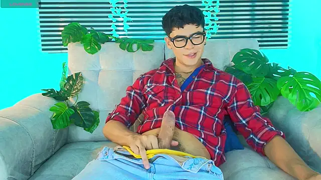 Snapshot of CamiiGuzmanX chatting on May 29, 8:40 pm CamiiGuzmanX online show from May 29, 8:40 pm