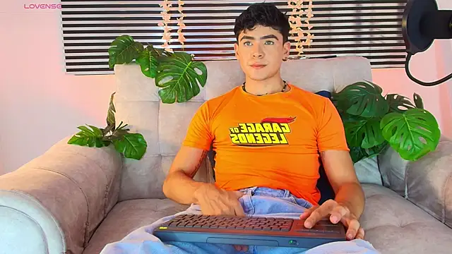 Snapshot of CamiiGuzmanX chatting on June 5, 8:03 pm CamiiGuzmanX online show from June 5, 8:03 pm
