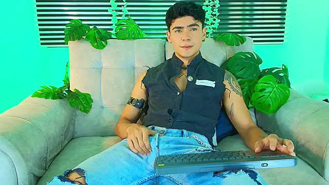 Snapshot of CamiiGuzmanX chatting on June 8, 9:48 pm CamiiGuzmanX online show from June 8, 9:48 pm