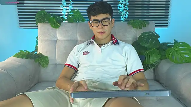 Snapshot of CamiiGuzmanX chatting on June 11, 9:35 pm CamiiGuzmanX online show from June 11, 9:35 pm
