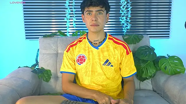 Snapshot of CamiiGuzmanX chatting on June 17, 8:21 pm CamiiGuzmanX online show from June 17, 8:21 pm