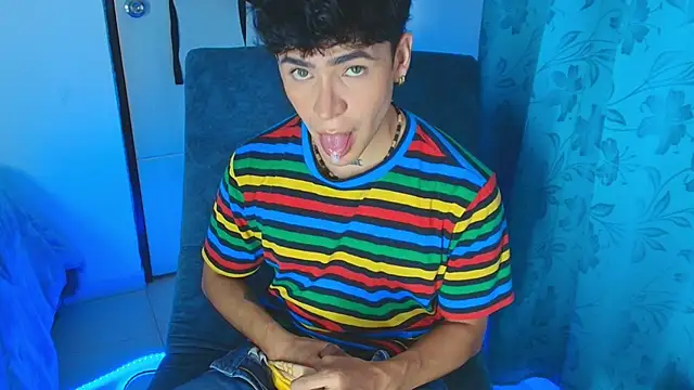 Snapshot of CamiiGuzmanX chatting on June 22, 9:34 pm CamiiGuzmanX online show from June 22, 9:34 pm