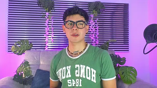 Snapshot of CamiiGuzmanX chatting on June 24, 5:56 pm CamiiGuzmanX online show from June 24, 5:56 pm