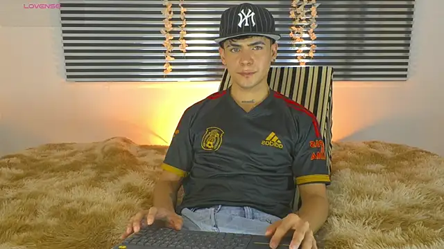 Snapshot of CamiiGuzmanX chatting on July 29, 8:51 pm CamiiGuzmanX online show from July 29, 8:51 pm