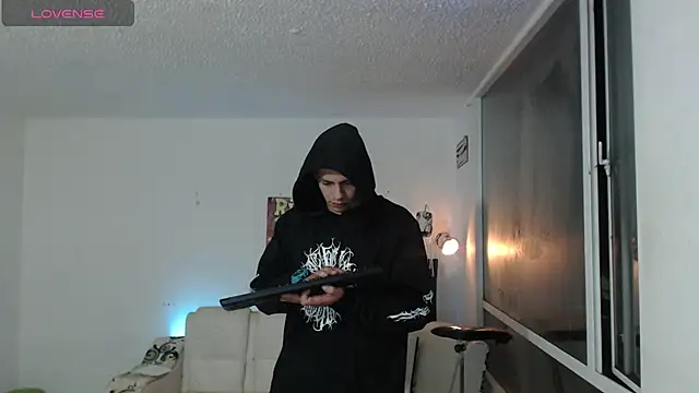 Snapshot of Thomasjons_ chatting on April 18, 4:27 am Thomasjons online show from April 18, 4:27 am