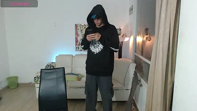 Snapshot of Thomasjons_ chatting on April 21, 3:02 am Thomasjons online show from April 21, 3:02 am