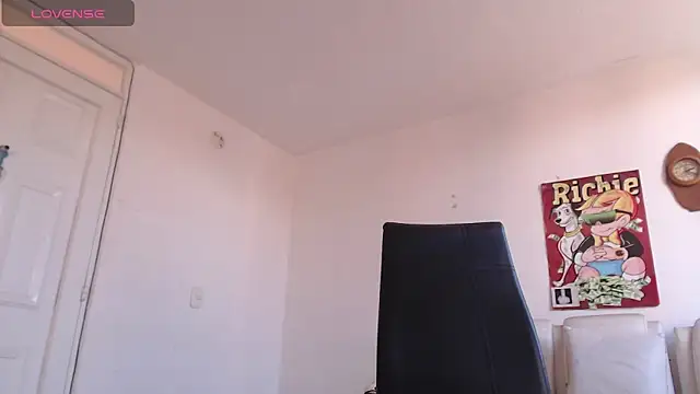 Snapshot of Thomasjons_ chatting on April 25, 7:22 pm Thomasjons online show from April 25, 7:22 pm