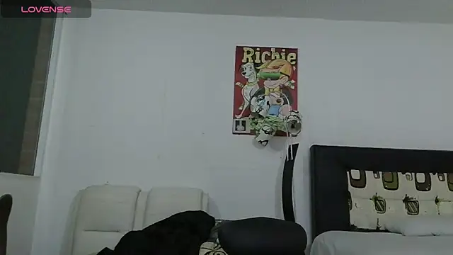 Snapshot of Thomasjons_ chatting on June 13, 5:27 am Thomasjons online show from June 13, 5:27 am