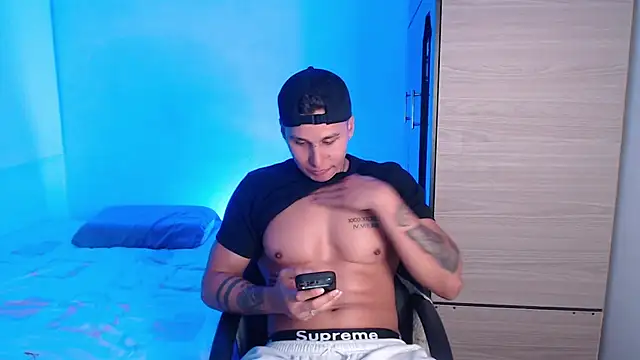 Snapshot of valentinosex1 chatting on July 8, 12:59 am valentinosex1 online show from July 8, 12:59 am