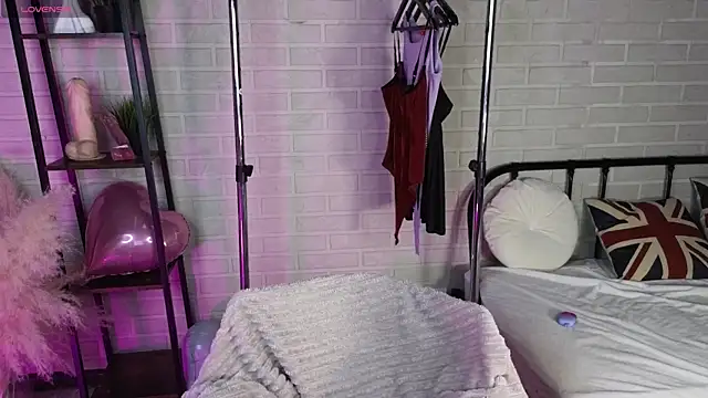 MillaHolt online show from November 30, 8:40 am