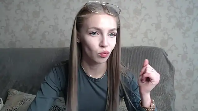 Snapshot of HitGyrl chatting on May 12, 8:11 am HitGyrl online show from May 12, 8:11 am