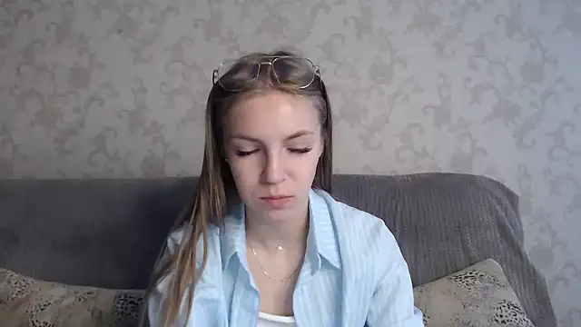 Snapshot of HitGyrl chatting on June 13, 1:03 am HitGyrl online show from June 13, 1:03 am