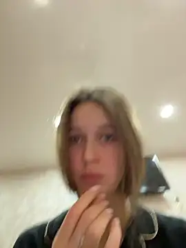 ElliRose online show from December 14, 9:47 am