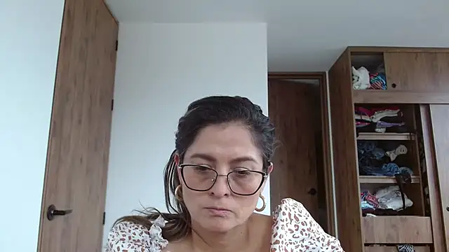 linda-mature43 online show from September 12, 6:30 pm