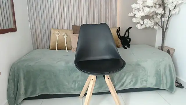 Michellee 20 online show from October 17, 1:46 pm