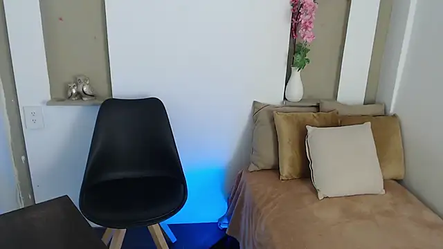 Michellee 20 online show from December 18, 1:06 pm