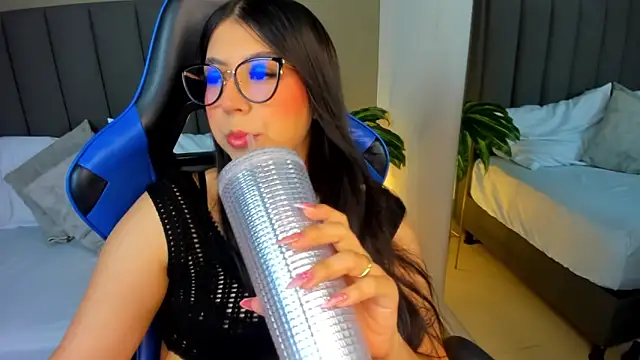 Snapshot of anagil_ chatting on April 7, 2:06 pm anagil online show from April 7, 2:06 pm