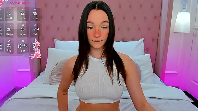 LuisaVee online show from February 9, 1:26 pm