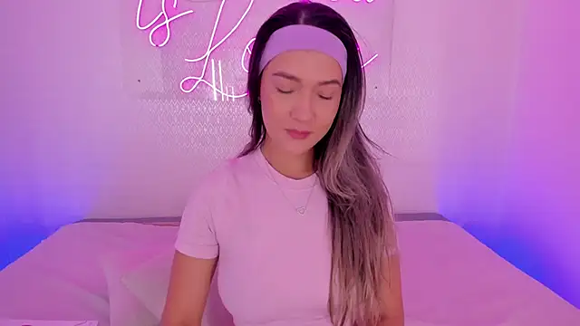 Snapshot of aleksandramiller_ chatting on April 14, 1:06 pm aleksandramiller online show from April 14, 1:06 pm