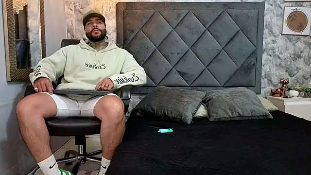 Snapshot of Apolo_rousse1 chatting on September 11, 10:10 pm Apolo rousse1 online show from September 11, 10:10 pm