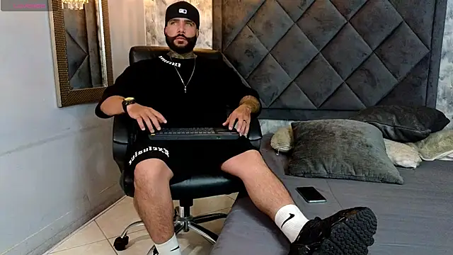 Snapshot of Apolo_rousse1 chatting on September 22, 8:33 pm Apolo rousse1 online show from September 22, 8:33 pm