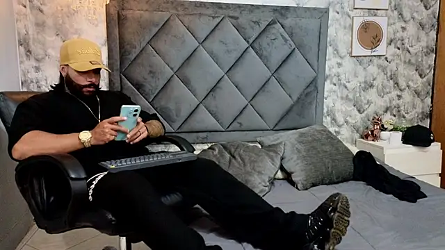 Snapshot of Apolo_rousse1 chatting on October 7, 9:45 pm Apolo rousse1 online show from October 7, 9:45 pm