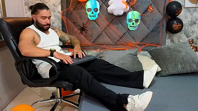 Snapshot of Apolo_rousse1 chatting on October 10, 9:36 pm Apolo rousse1 online show from October 10, 9:36 pm