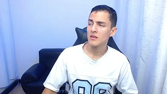 Snapshot of Matiius18 chatting on February 26, 1:43 pm Matiius18 online show from February 26, 1:43 pm
