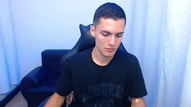 Snapshot of Matiius18 chatting on March 3, 2:12 pm Matiius18 online show from March 3, 2:12 pm