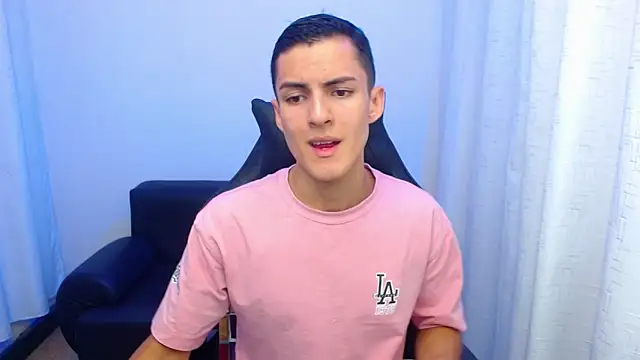 Snapshot of Matiius18 chatting on March 9, 1:37 pm Matiius18 online show from March 9, 1:37 pm