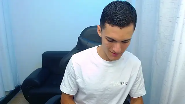 Snapshot of Matiius18 chatting on March 21, 2:20 pm Matiius18 online show from March 21, 2:20 pm