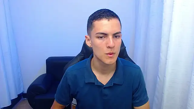 Snapshot of Matiius18 chatting on March 27, 2:39 pm Matiius18 online show from March 27, 2:39 pm