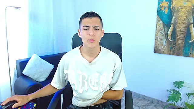 Snapshot of Matiius18 chatting on April 22, 1:34 pm Matiius18 online show from April 22, 1:34 pm