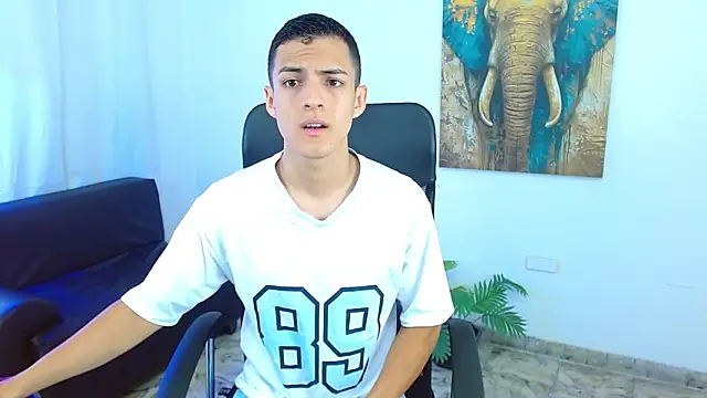 Snapshot of Matiius18 chatting on April 27, 1:53 pm Matiius18 online show from April 27, 1:53 pm