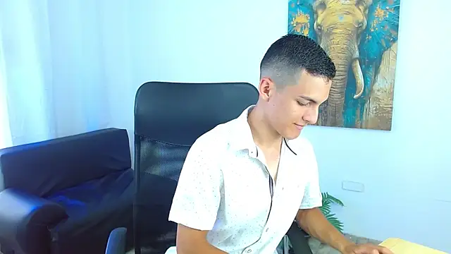 Snapshot of Matiius18 chatting on May 4, 1:51 pm Matiius18 online show from May 4, 1:51 pm