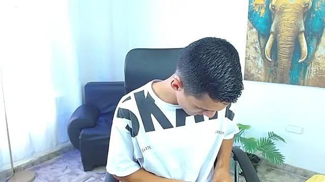 Snapshot of Matiius18 chatting on May 19, 12:33 pm Matiius18 online show from May 19, 12:33 pm