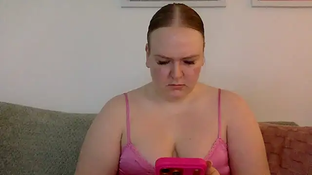 Snapshot of gracelovesxx chatting on April 17, 8:28 am gracelovesxx online show from April 17, 8:28 am
