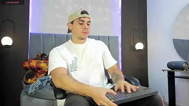 Liam walk  online show from October 28, 11:07 pm