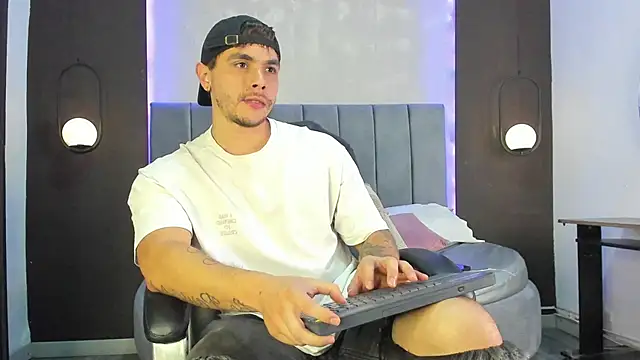 Liam walk  online show from November 8, 9:57 pm