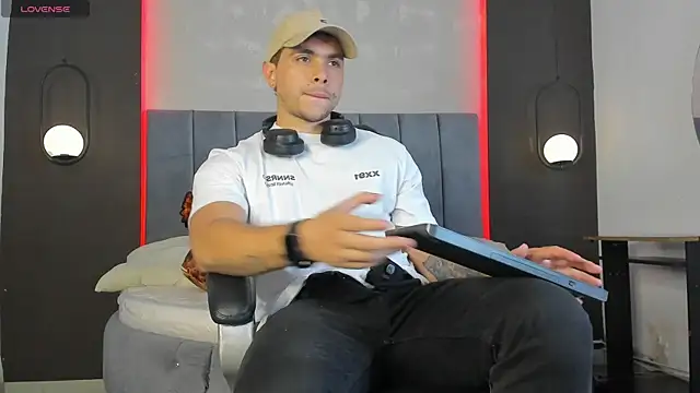 Snapshot of Liam_walk_ chatting on February 12, 9:10 pm Liam walk online show from February 12, 9:10 pm