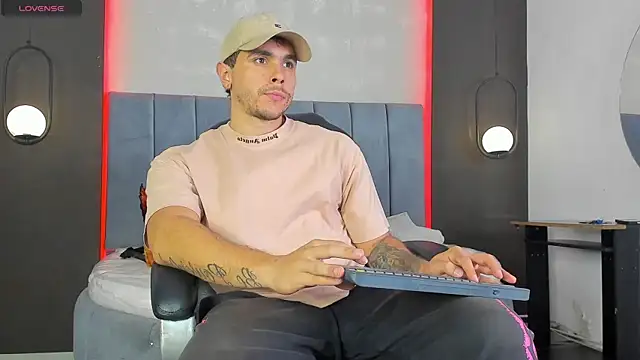 Snapshot of Liam_walk_ chatting on February 17, 9:32 pm Liam walk online show from February 17, 9:32 pm