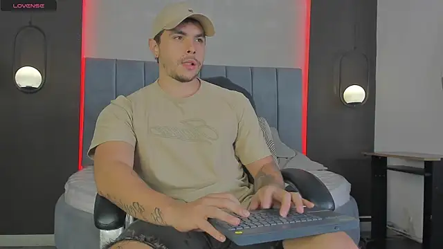 Snapshot of Liam_walk_ chatting on March 7, 11:24 pm Liam walk online show from March 7, 11:24 pm