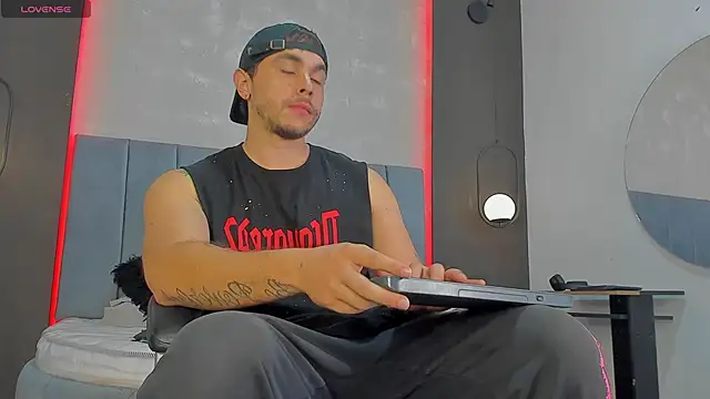 Snapshot of Liam_walk_ chatting on March 9, 11:09 pm Liam walk online show from March 9, 11:09 pm