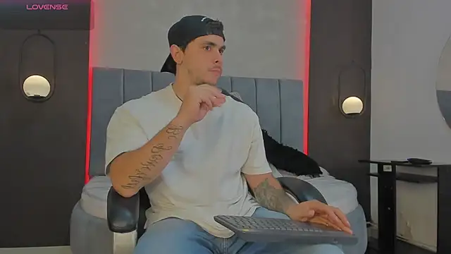 Snapshot of Liam_walk_ chatting on March 20, 10:47 pm Liam walk online show from March 20, 10:47 pm