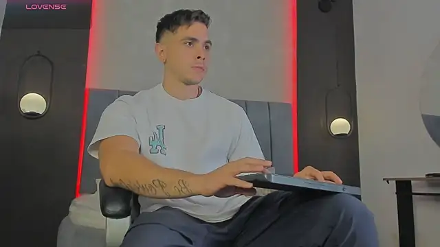 Snapshot of Liam_walk_ chatting on March 25, 8:04 pm Liam walk online show from March 25, 8:04 pm