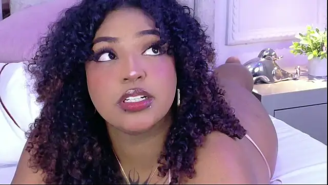 Snapshot of Cristal-Jonnes chatting on April 8, 3:28 am Cristal-Jonnes online show from April 8, 3:28 am
